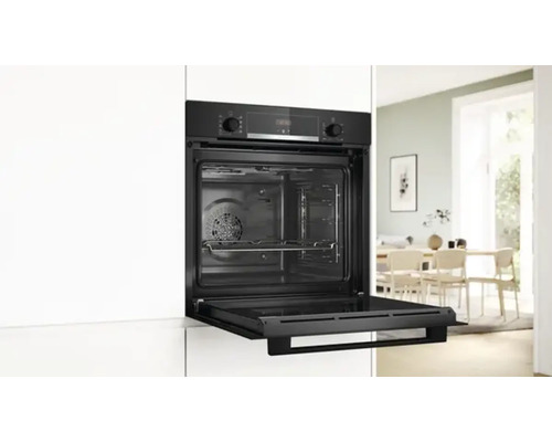 Einbauofen in einer modernen Küche mit offener Tür