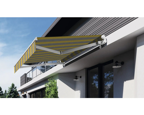 Ausgefahrene Gelenkarmmarkise mit gestreiftem Markisenstoff am Haus