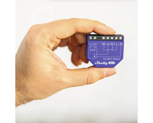 Eine Hand hält einen Shelly Gen3 Smart Home Schalter.
