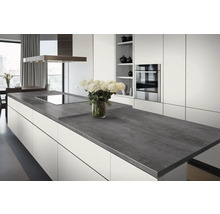 Moderne Küche mit Kochinsel, Spüle und Einbaugeräten in einem hellen, offenen Raum.