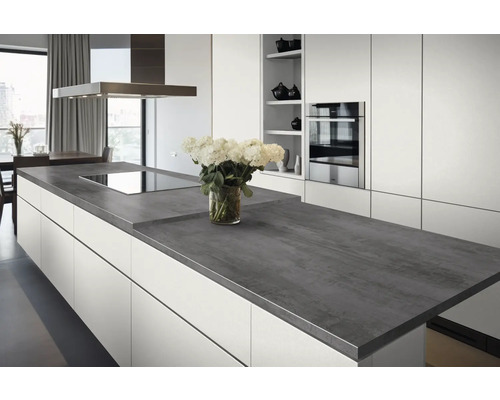 Moderne Küche mit Kochinsel, Spüle und Einbaugeräten in einem hellen, offenen Raum.