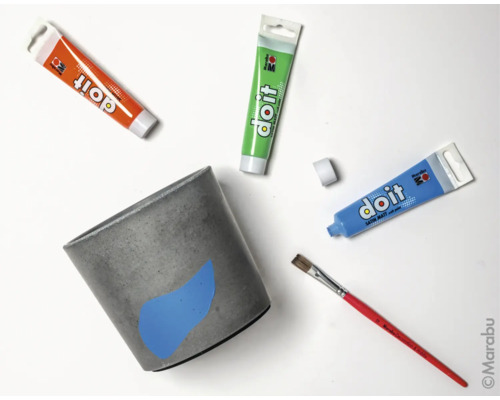 Beton Blumentopf mit Farben und Pinsel