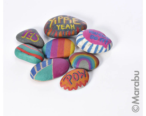 Bemalte Steine mit Mustern und Botschaften
