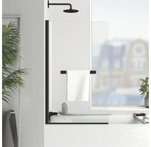 Modernes Badezimmer mit Badewanne, Duschwand und Handtuchhalter