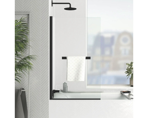 Modernes Badezimmer mit Badewanne, Duschwand und Handtuchhalter