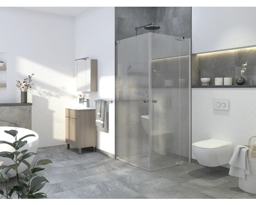 Helles Badezimmer mit Dusche, Waschbecken, Toilette und Fliesen