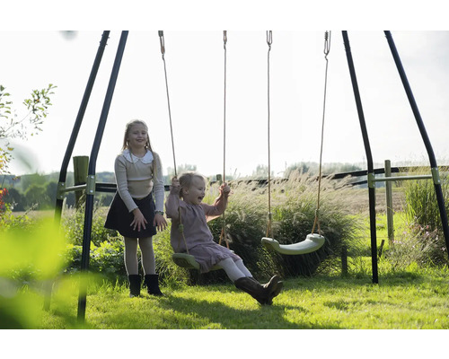Kinderschaukel mit zwei Mädchen im Garten