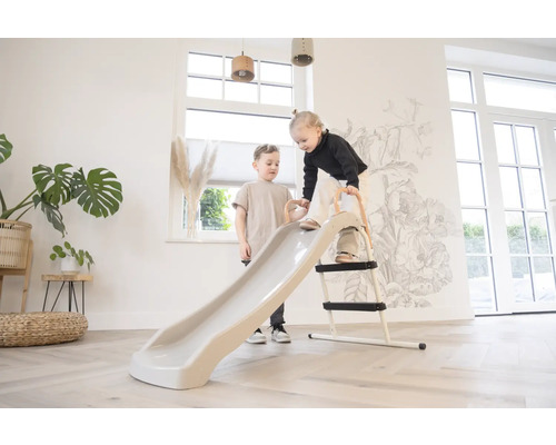 Kinderrutsche im Innenraum mit zwei Kindern