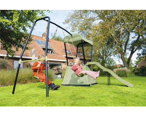 Spielplatz im Garten mit Schaukel, Zelt und Rutsche