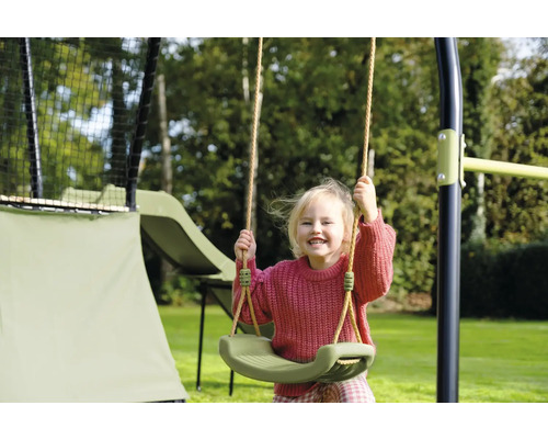 Lachendes Kind auf einer Schaukel im Garten