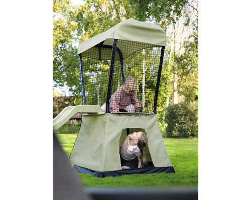 Kinderspielturm mit Rutsche und zwei Kindern