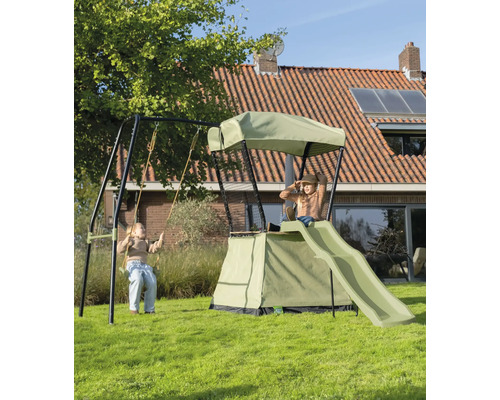 Spielplatz mit Schaukel, Rutsche und Spielhaus im Garten