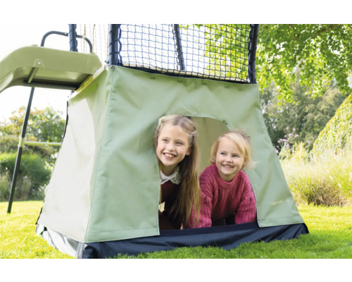 Spielturm mit Zelt und zwei lachenden Kindern im Garten