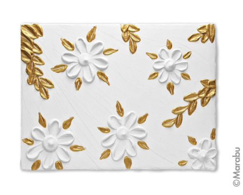 Dekorative Reliefstruktur mit Blumen und Blättern