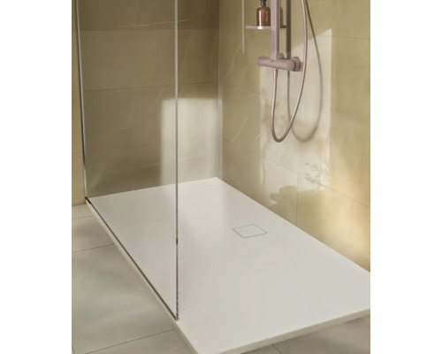 Badezimmer mit flacher Dusche, Duschwand und Armaturen