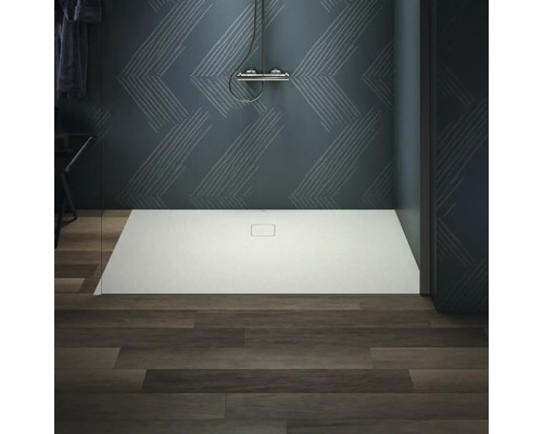 Begehbare Dusche mit flacher Duschwanne und Armatur