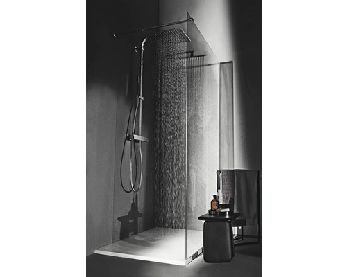 Duschkabine mit Glaswand, Duschkopf und Handbrause in einem modern gestalteten Badezimmer