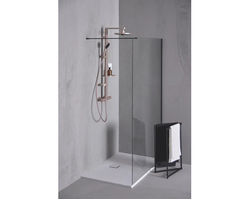 Begehbare Dusche mit Duscharmatur und Handtuchhalter