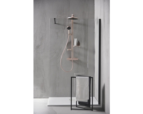 Duschkabine mit Duschsystem und Handtuchhalter im Badezimmer