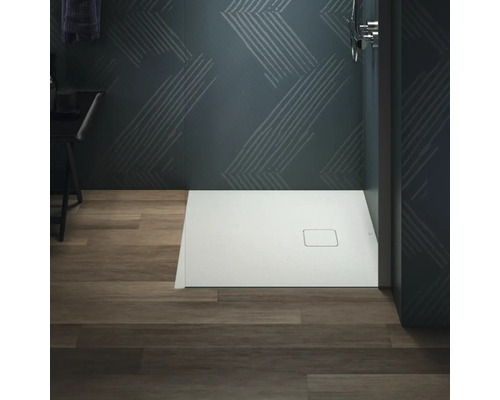 Ebenerdige Dusche mit Duschablauf im Badezimmer