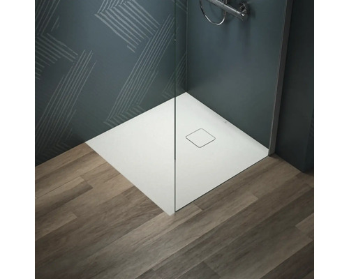 Eck einer Dusche mit flacher, quadratischer Duschwanne und Glaswand