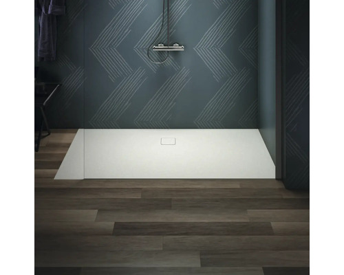 Ebenerdige Dusche mit Duschkopf und modernem Design