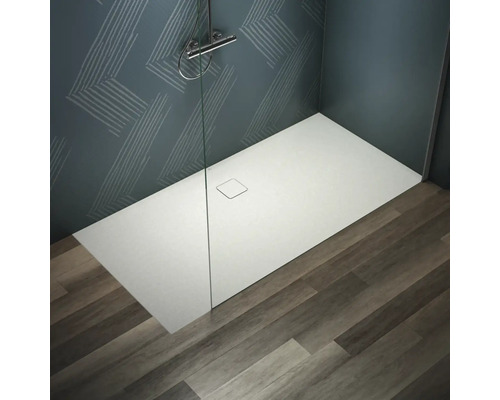 Moderne Dusche mit flacher Duschwanne, Duschkopf und Glaswand