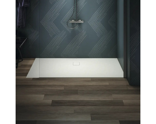 Badezimmer mit flacher Duschwanne und Duschkopf