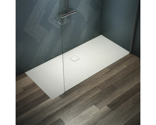 Begehbare Dusche mit Duschwanne, Armatur und Holzboden