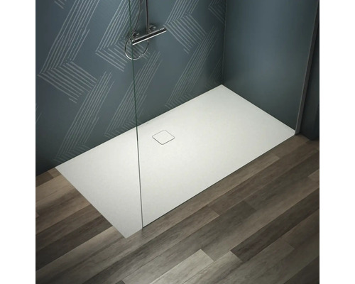 Badezimmer mit Duschwanne, Duscharmatur und Holzboden