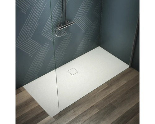 Badezimmer mit flacher Duschwanne, Duscharmatur und Glasabtrennung