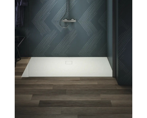 Begehbare Dusche mit flacher Duschwanne im modernen Badezimmer