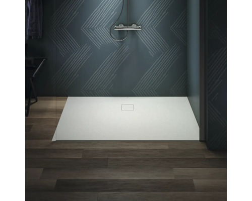 Begehbare Dusche mit flacher Duschwanne und Duschkopf