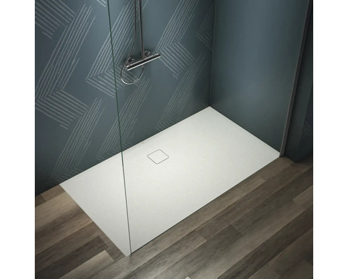 Ebenerdige Dusche mit Duschwanne, Duscharmatur und Glasabtrennung