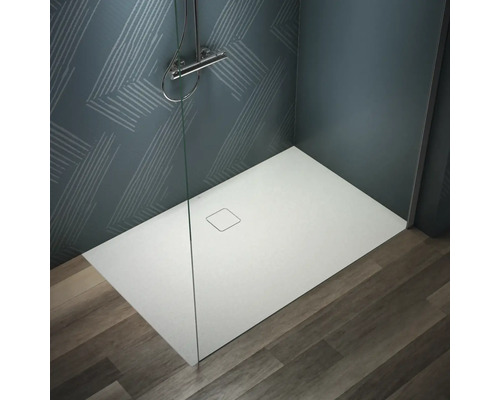 Begehbare Dusche mit Duschwanne, Duscharmatur und Duschwand