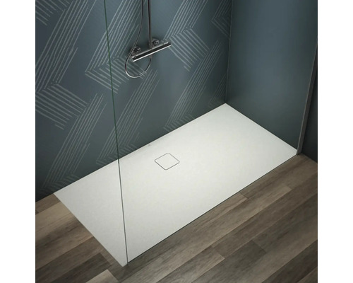 Begehbare Dusche mit Duschwanne, Armatur und Holzboden