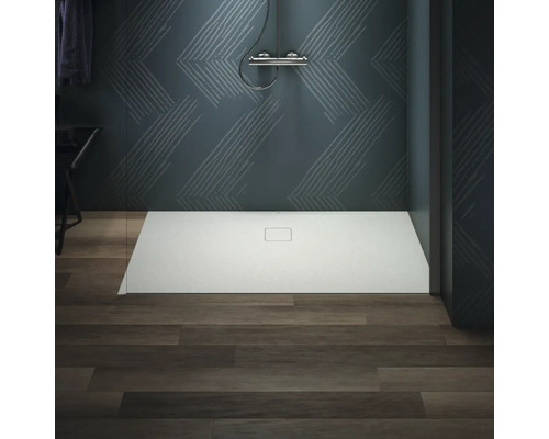 Begehbare Dusche mit flacher Duschwanne, Duschkopf und gemusterter Wand