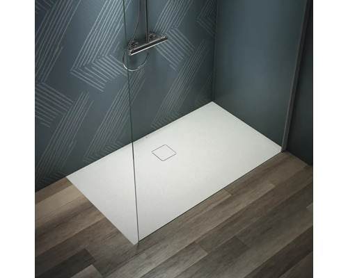 Badezimmer mit Dusche, Duscharmatur und flacher Duschwanne