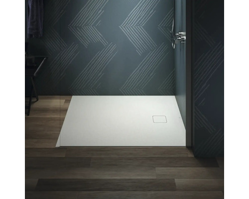 Begehbare Dusche mit flacher Duschwanne in modernem Badezimmer