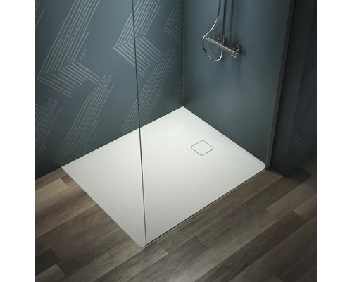 Ebenerdige Dusche mit Duschwanne und Duschabtrennung im Badezimmer