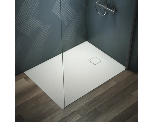 Ebenerdige Dusche mit Duschwanne und Glaswand im Badezimmer.