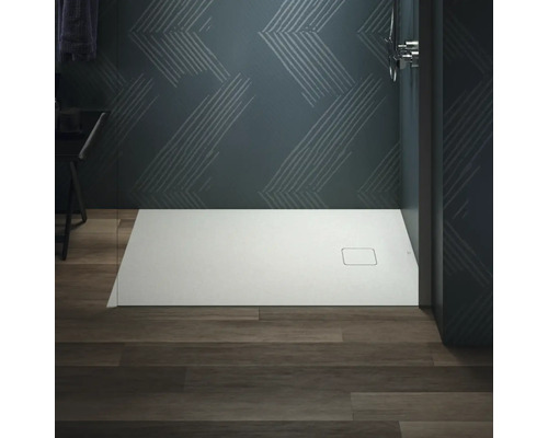 Badezimmer mit flacher Duschwanne auf Holzboden vor einer gemusterten Wand