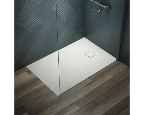 Duschbereich mit flacher Duschwanne und Glaswand auf Holzboden