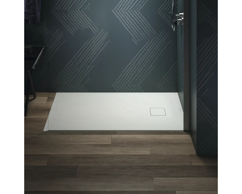 Badezimmer mit flacher Duschwanne aus Steinzeug