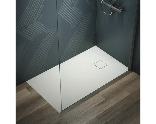 Ebenerdige Dusche mit Ablaufrinne und Glaswand in einem modernen Badezimmer.