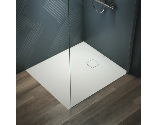 Begehbare Dusche mit flacher Duschwanne und Glasabtrennung