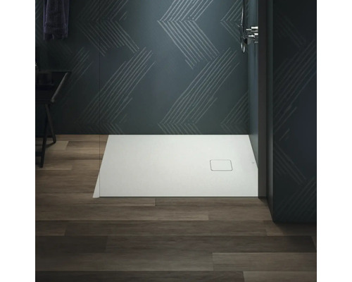 Ebenerdige Dusche mit Duschrinne im Badezimmer