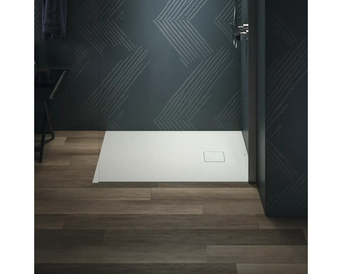 Badezimmer mit flacher Duschwanne und Holzboden