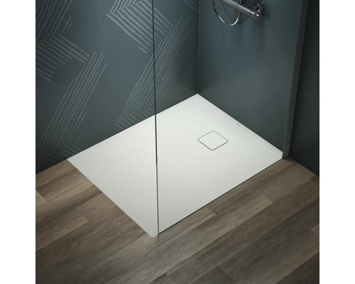Eckige, ebenerdige Duschwanne mit Ablauf in einem Badezimmer