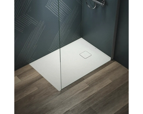 Begehbare Dusche mit flacher Duschwanne und Glaswand auf Holzboden.